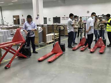 電動高升程搬運車交付使用，感謝廠家羅總親自跟客戶講解操作方法！